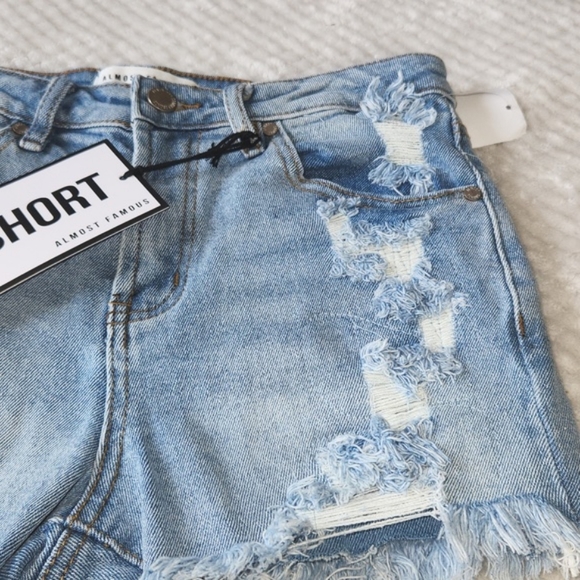 ALMOST FAMOUS HIGH RISE MOM SHORTS SIZE JRS 3 DISTRESSED MEDIUM WASHED NWT - Picture 6 of 14